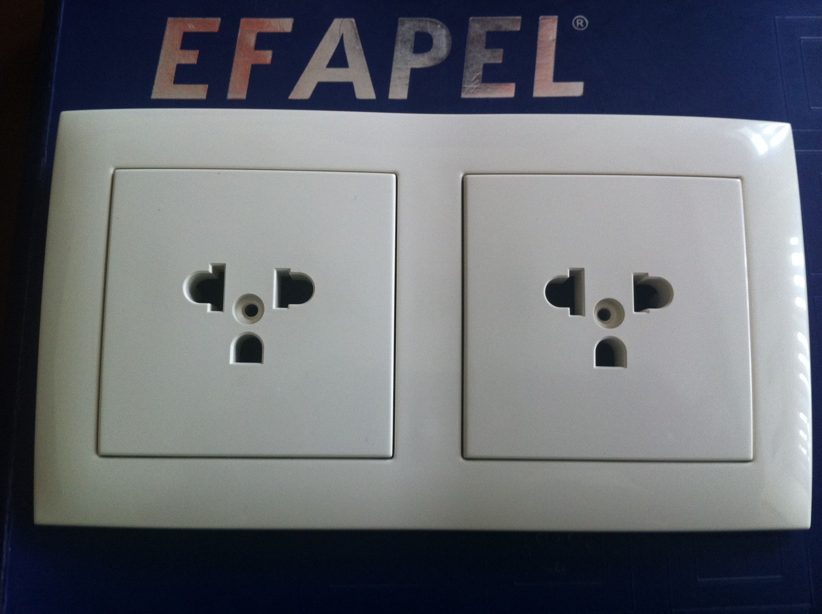 Ổ cắm 3 chấu chuẩn Âu Mỹ hãng EFAPEL